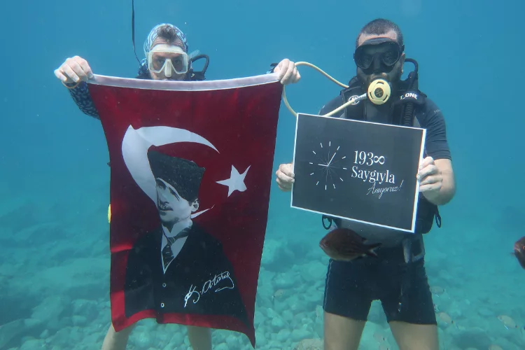 Atatürk 10 metre derinlikte Türk bayrağı açılarak anıldı