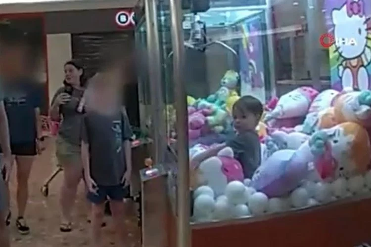 Avustralya'da bir çocuk oyuncak kapma makinesine girdi