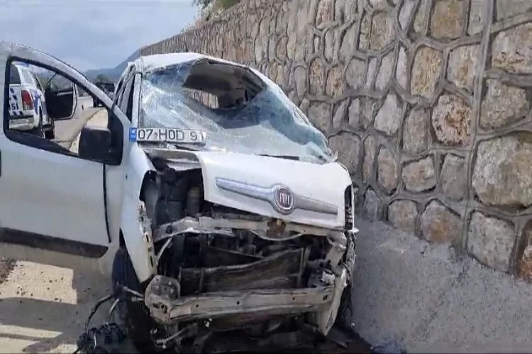 Antalya’da trafik kazası: Takla atarak durabildi