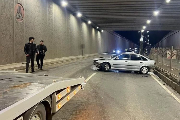 Elazığ’da kaza: Otomobil alt geçitte refüje çarptı