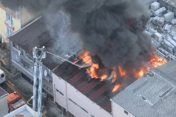 Ümraniye'de iş yeri yangını havadan görüntülendi