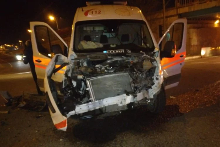 Ambulans ile işçi taşıyan minibüs çarpıştı: Yaralılar var!