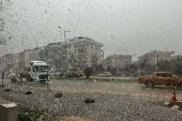 Antalya'da sağanak yağış yolları göle çevirdi