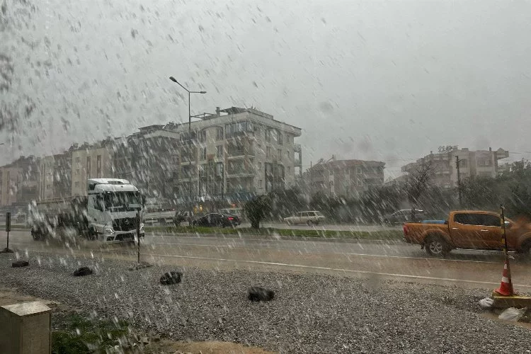 Antalya'da sağanak yağış yolları göle çevirdi