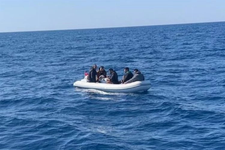 İzmir haber: Çeşme'de 22 düzensiz göçmen yakalandı