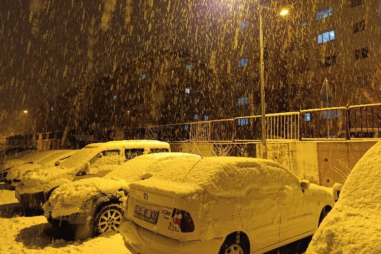 Van’da mart ayında lapa lapa kar yağdı: Şehir beyaza büründü