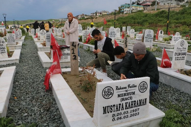 Deprem bölgesinde mezarlıklarda hüzünlü bayram ziyareti