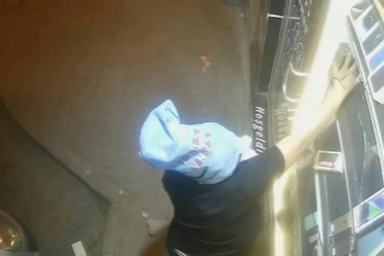 Poşetle yüzünü ve ayaklarını saklamaya çalışan hırsız polise yakalandı