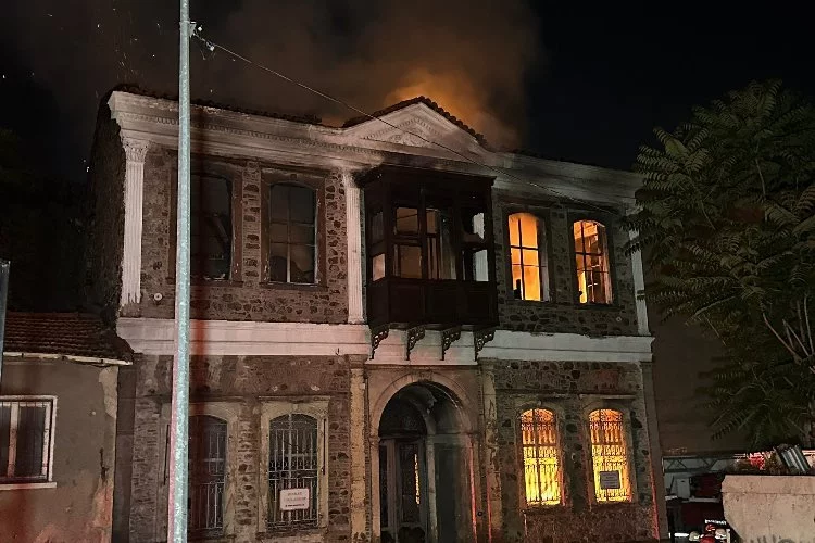 İzmir haber: Konak'ta tarihi binada yangın çıktı