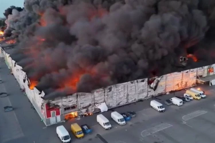 Varşova'da AVM yangını: Bin 348 dükkan küle döndü
