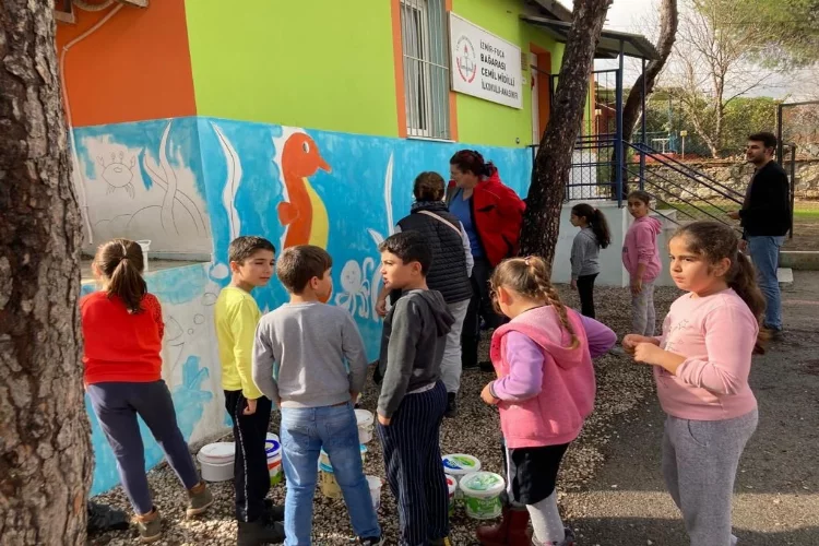 Köy okullarının duvarlarını boyadılar