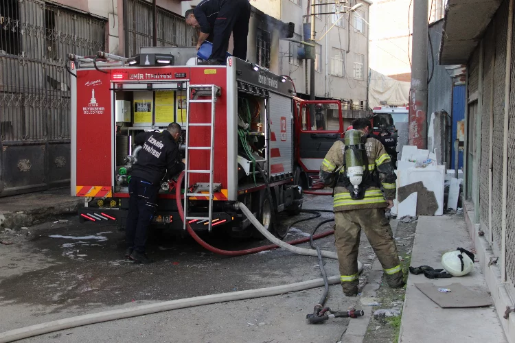 İzmir'de sünger atölyesinde korkutan yangın