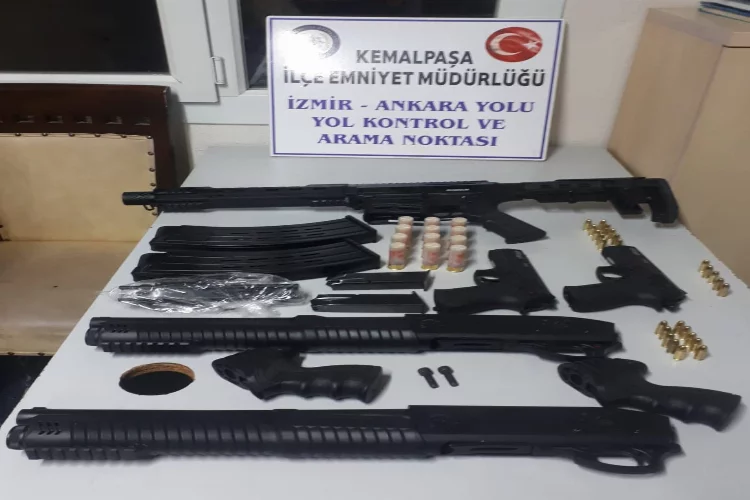 İzmir’de bir araçtan 5 adet ruhsatsız silah ele geçirildi