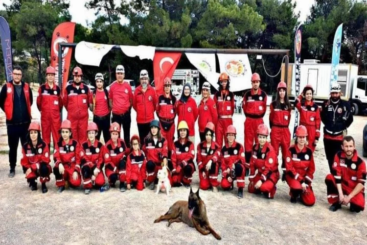 İzmir Hayvan Arama Kurtarma ekibi, hayvanlar için deprem bölgesinde