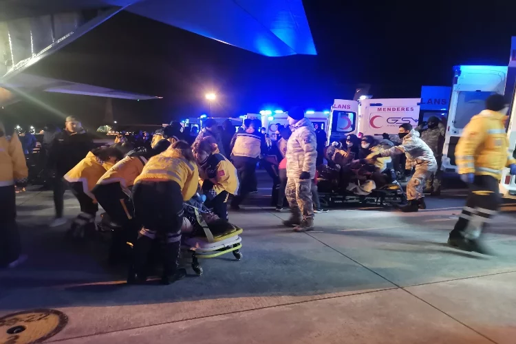 Kahramanmaraş'tan gelen 52 depremzede İzmir'de tedavi ediliyor