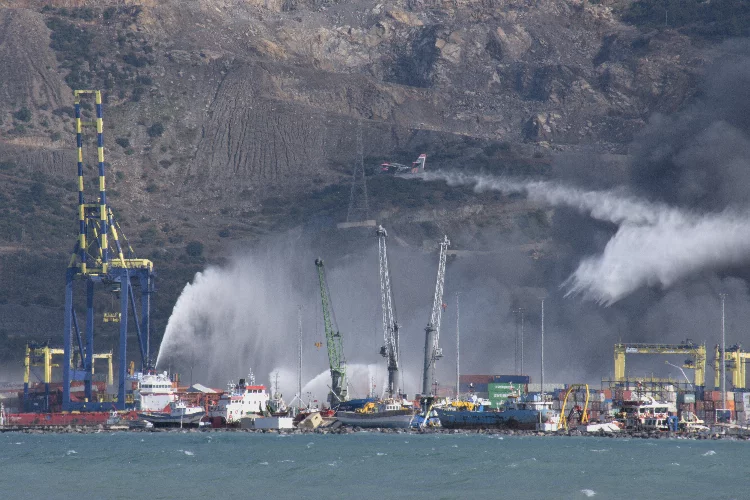 İskenderun Limanı'ndaki yangını söndürme çalışmaları devam ediyor