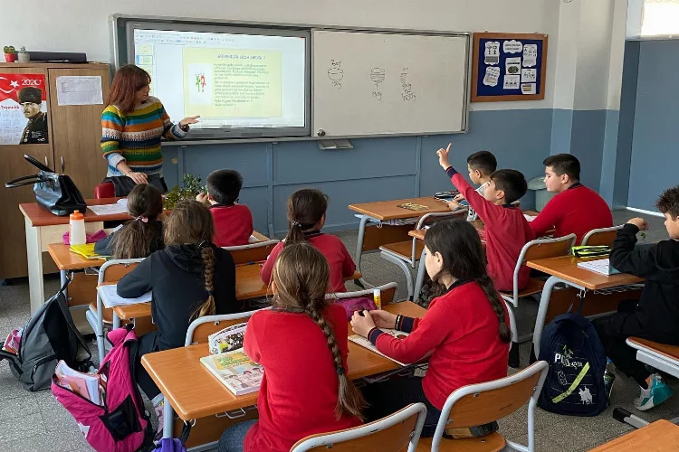 Çeşme'de depremzede öğrencilerin kaydı okullara yapıldı