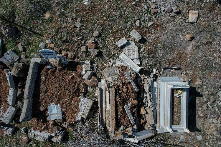 Depremler mezarlıkları da tahrip etti