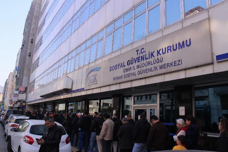 İzmir'de EYT'liler SGK önünde uzun kuyruklar oluşturdu