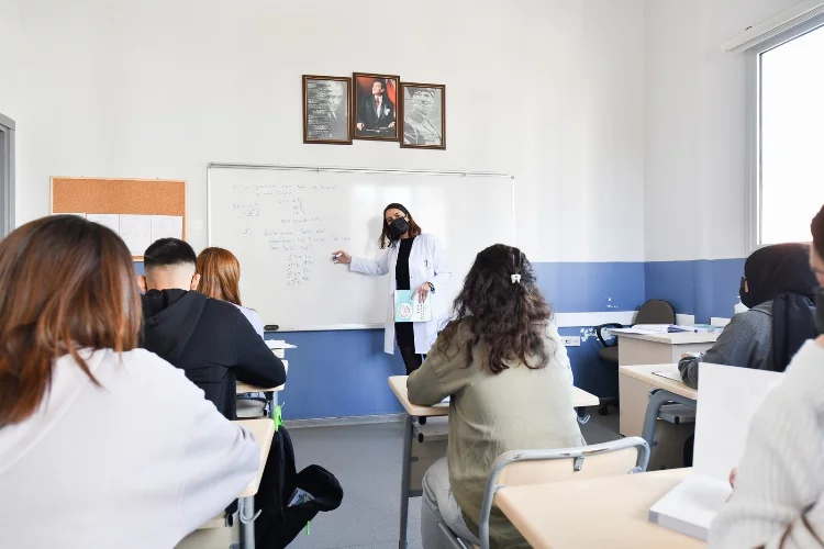 Bayraklı'da Sosyal Etkinlik Merkezi depremzede öğrencilere kapılarını açtı