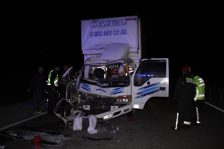 Manisa'da kamyonet, tıra çarptı: 1 ölü, 1 ağır yaralı