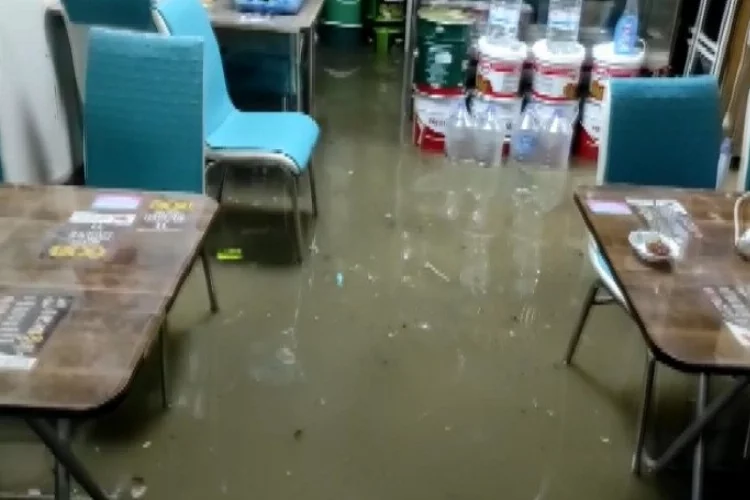 İzmir'de yarım saat yağmur yağdı, iş yerlerini su bastı
