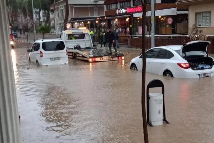 İzmir'de sağanak etkili oldu: Araçlar suya gömüldü