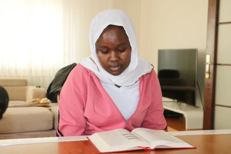 Ugandalı kadın iyilik gördü, Müslüman oldu