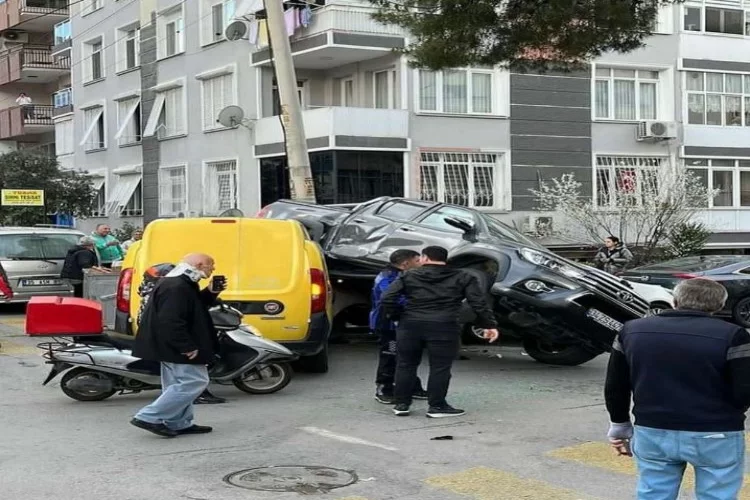 İzmir’de iki araç kafa kafaya çarpıştı