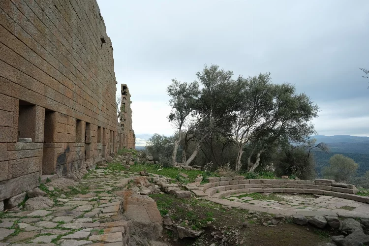Manisa'da 2 bin yıl önceki deprem antik kenti yok etti
