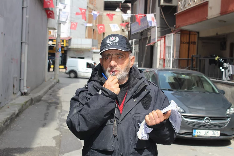 Gönüllü polis Sinan Amca hayali ceza kesiyor