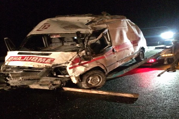 Kütahya'da ambulans devrildi: 3 yaralı