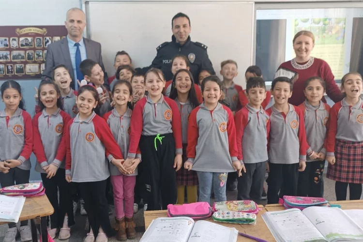 İzmir polisi Karabağlar'da öğrencilerle buluştu