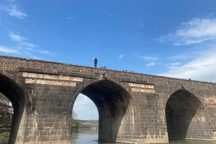 Tarihi köprüde halay uğruna canını hiçe saydı