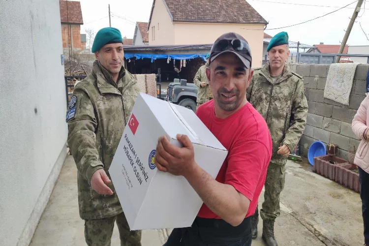 Mehmetçik, Kosova'da Ramazan kolisi dağıttı   