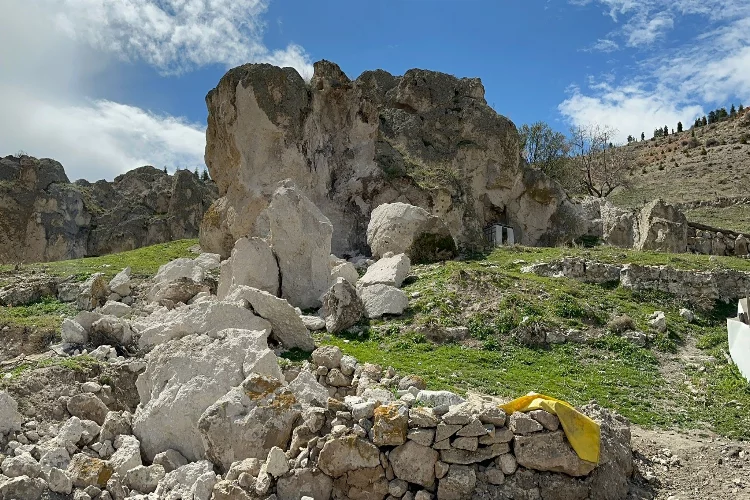 Afyonkarahisar'da kaya parçaları yerleşim yerine düştü