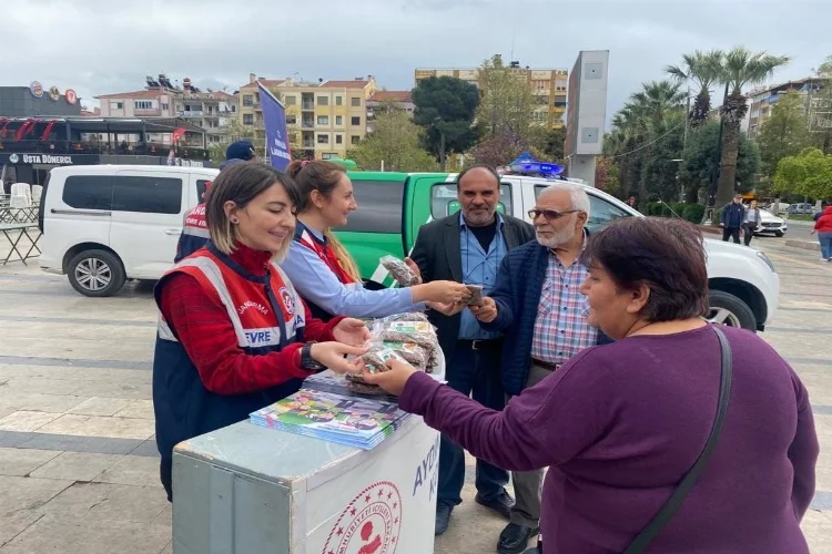 Aydın'da sokak hayvanları için ücretsiz mama dağıtıldı