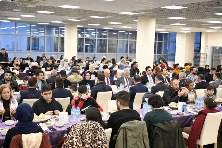 Uşak Üniversitesi, iftarda depremzedeleri misafir etti