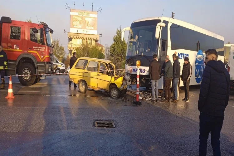 Manisa'da yolcu otobüsü ve otomobil çarpıştı