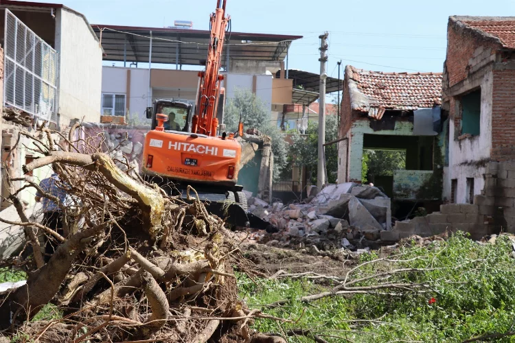 Aydın'da metruk binalar yıkılıyor