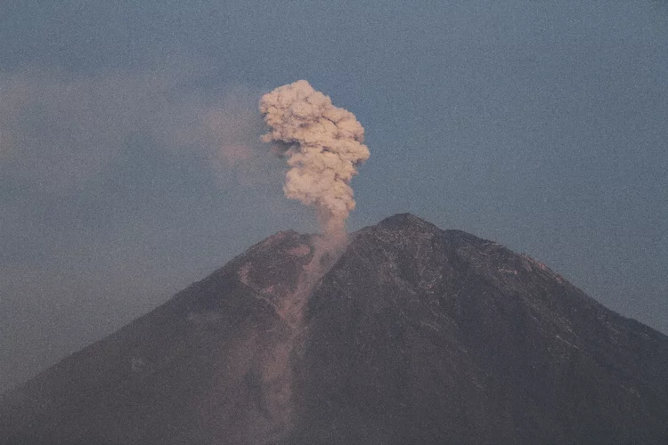 Endonezya'daki Semeru Yanardağı'nda 16 patlama