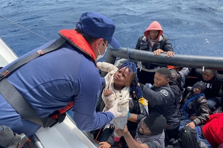 İzmir açıklarında 44 düzensiz göçmen kurtarıldı