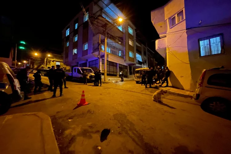 İzmir’de gece saatlerinde bıçaklı kavga