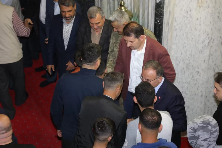 Adalet Bakanı Bozdağ bayram namazını Şanlıurfa'da kıldı