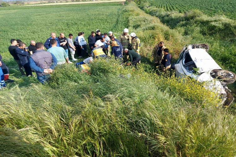 İzmir'de feci kaza: Otomobil şarampole yuvarlandı