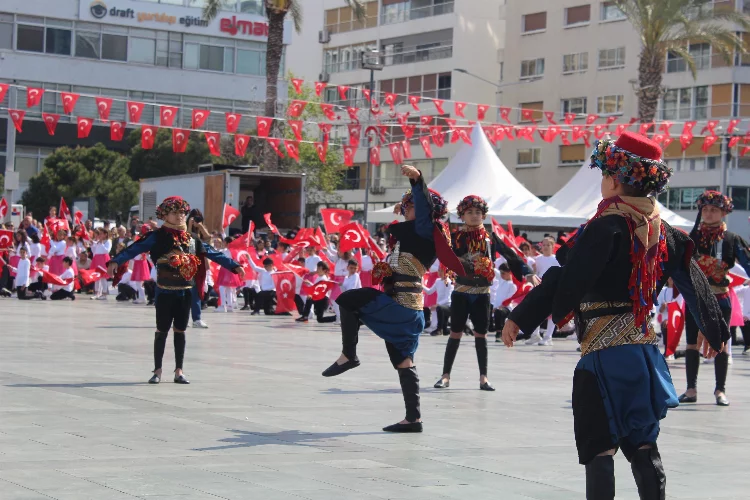 İzmir'de 23 Nisan kutlamaları renkli görüntülere sahne oldu