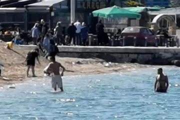 İzmir’de sıcak havayı fırsat bilenler denize koştu