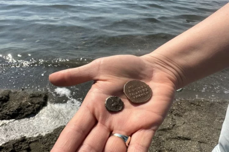 Göl kenarında yürürken 2 bin yıllık sikke buldular