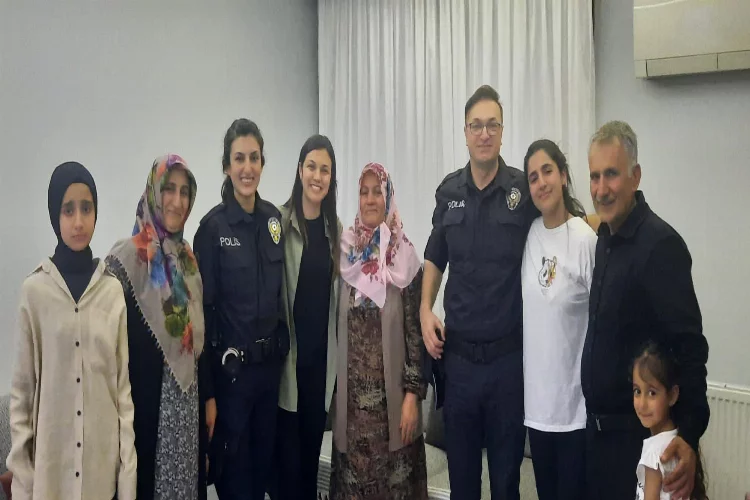 İzmir polisinden doğum günü sürprizi