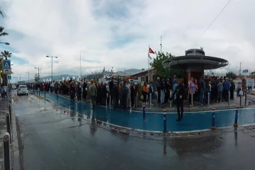 Yağmurlu havaya rağmen TCG Anadolu'ya İzmir'de yoğun ilgi